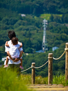 子供をおんぶする旦那さん