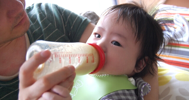 子供にミルクを与える旦那さん