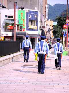 通学路をパトロール