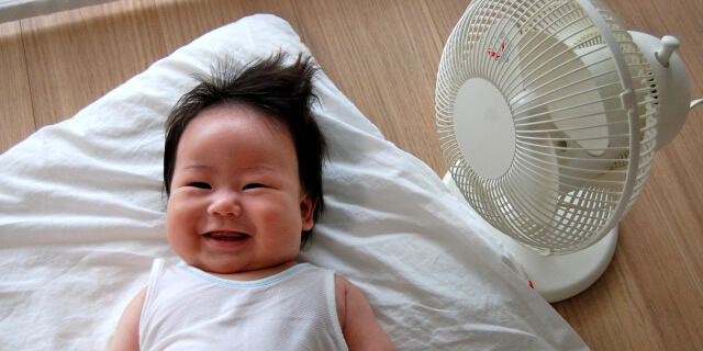 赤ちゃんと扇風機