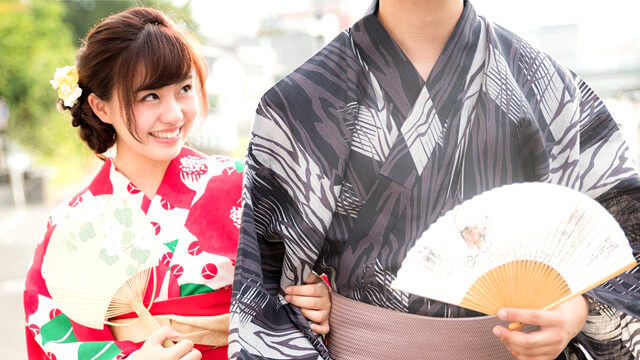 決まった髪型で夏祭りに出かける女性