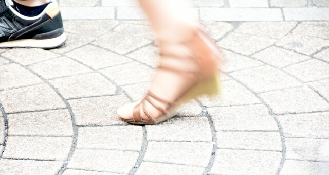 パンプスで走る女性の足