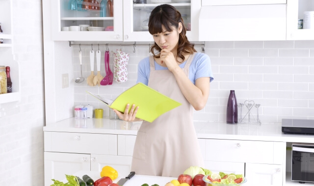 妊娠初期の食べ物に悩む女性