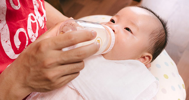 ミルクを飲む赤ちゃん2