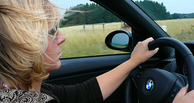 運転する女性