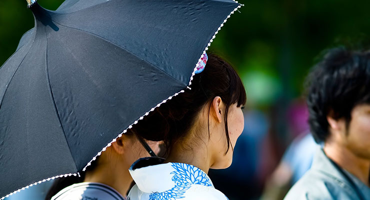 日傘を差す女性