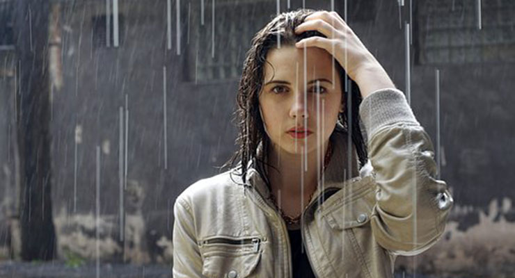 雨に濡れる女性